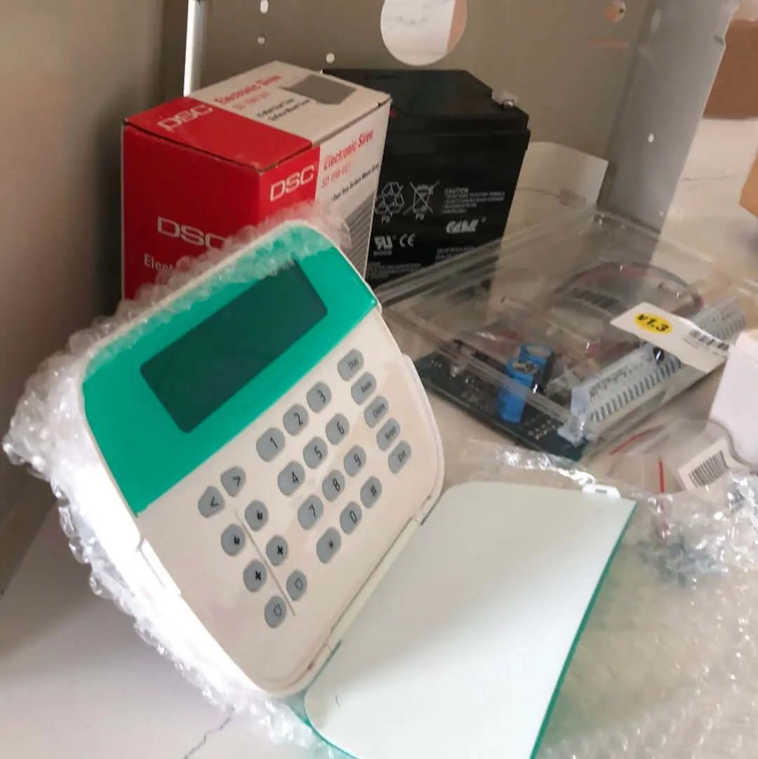 DSC neo PowerSeries Alarm System Kit - HS2032 w English LCDRF9 Keypad - Avenger Security